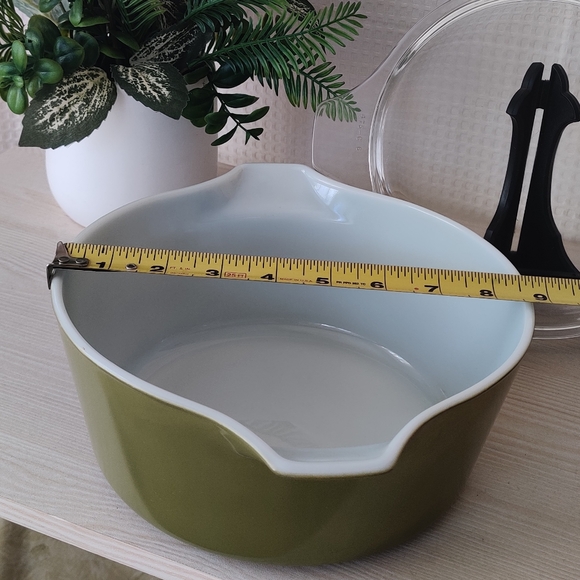 Vintage Olive Green Pyrex 2 1/2 Quart Casserole Dish with Lid - Picture 6 of 9